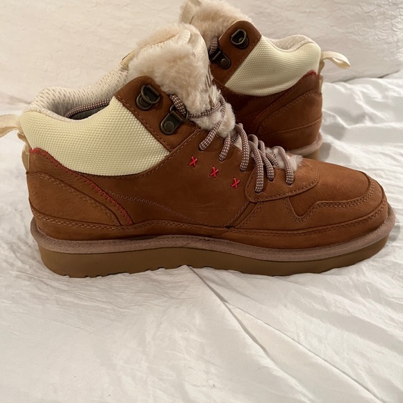 NWT UGG Women’s Tan WaterProof Hiking Boot size 7 s/n 1130772 - Picture 4 of 15